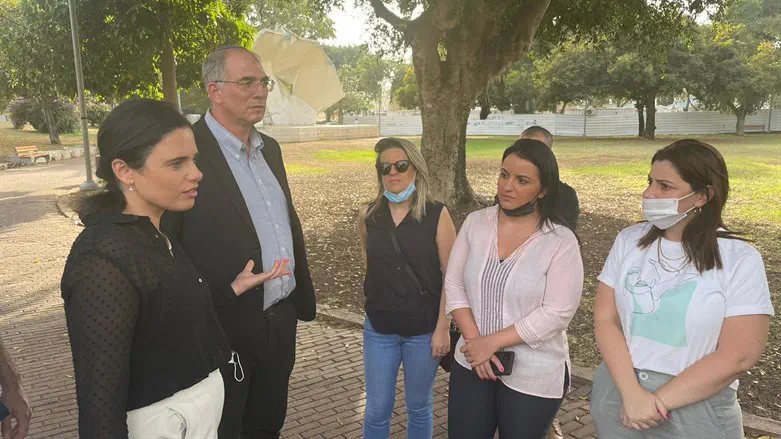 השרה אייל שקד בסיור בדרום תל אביב