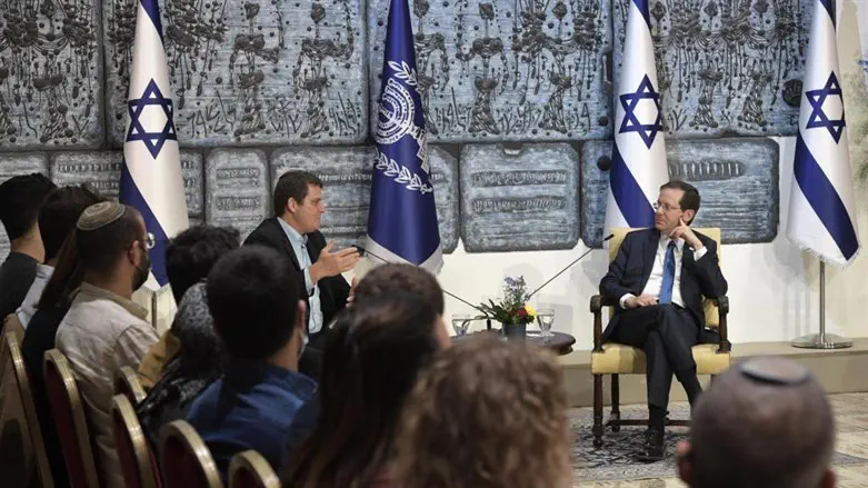 הרצוג, הלוי והתלמידים