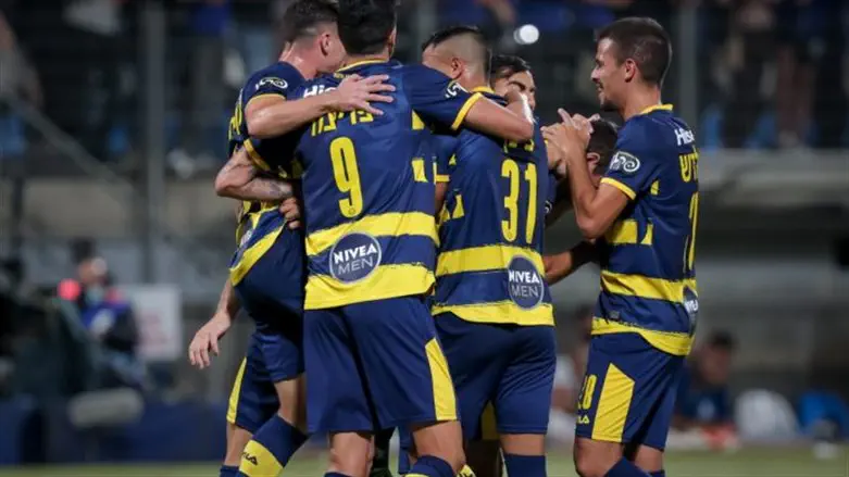 שחקני מכבי חוגגים ניצחון חוץ ראשון העונה בליגה