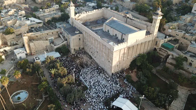 המונים בשבת חיי שרה בחברון. ארכיון