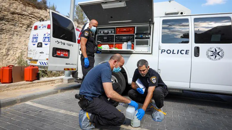 Police and medical personnel at the scene of a murder in Beit Shemesh earlier th