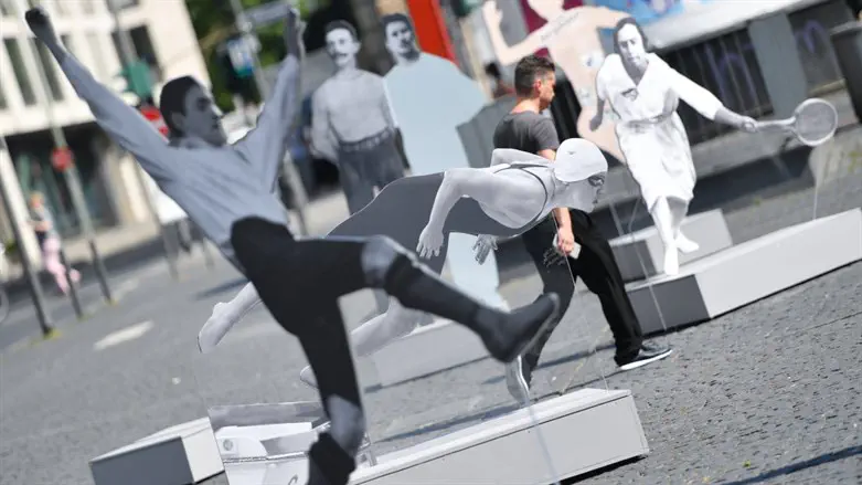 מיצג הספורטאים, לפני שהושחת