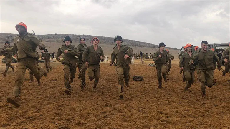 גיבוש צנחנים. למצולמים אין קשר לידיעה