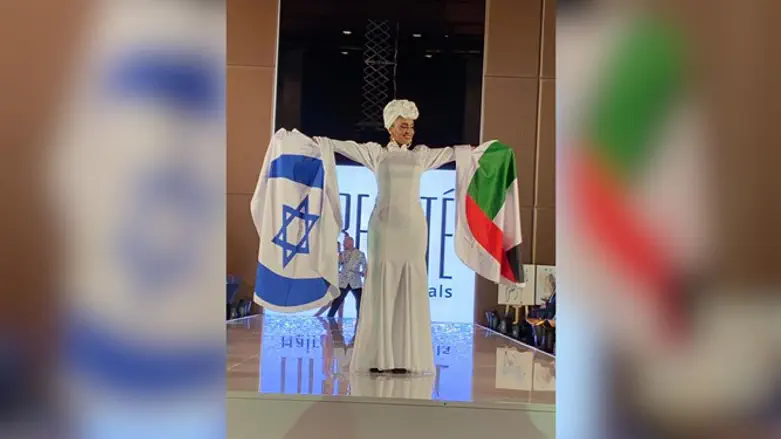 Наркис в своем оригинальном платье