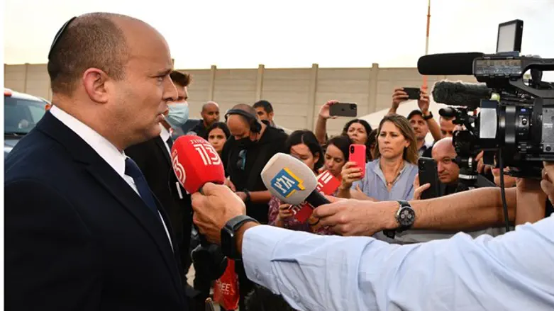 ראש הממשלה בנט, לפני עלייתו למטוס