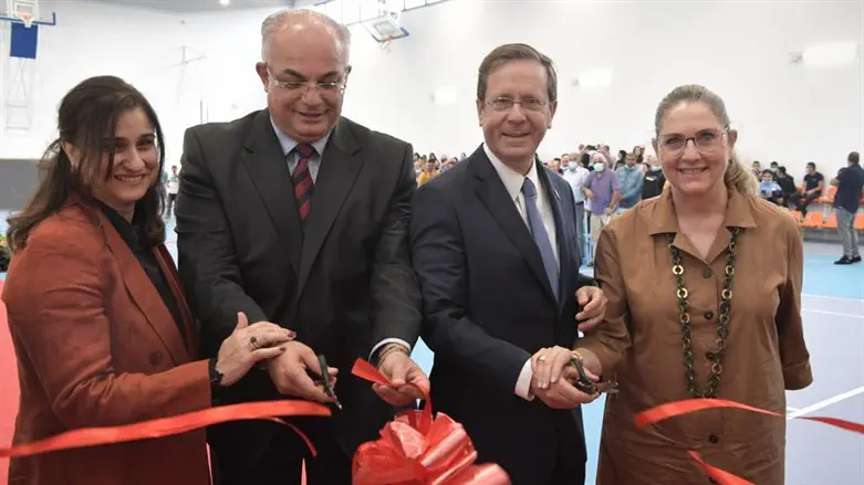 הנשיא בחנוכת אולם הספורט בטייבה