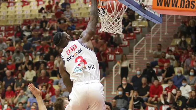 קוק. ריחף מעל כולם במשחק הבכורה שלו בצפון