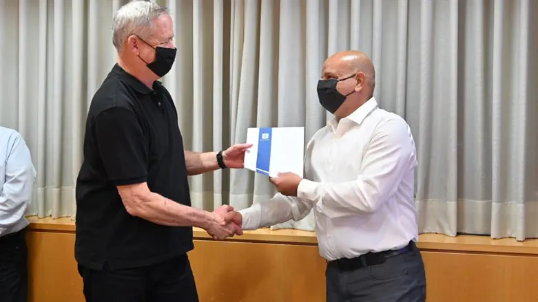 יובל שמעוני עם השר בני גנץ