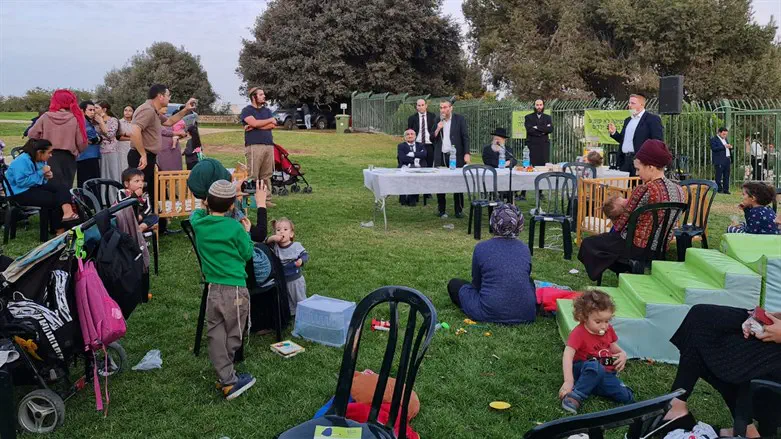 גפני בהפגנת נשות האברכים