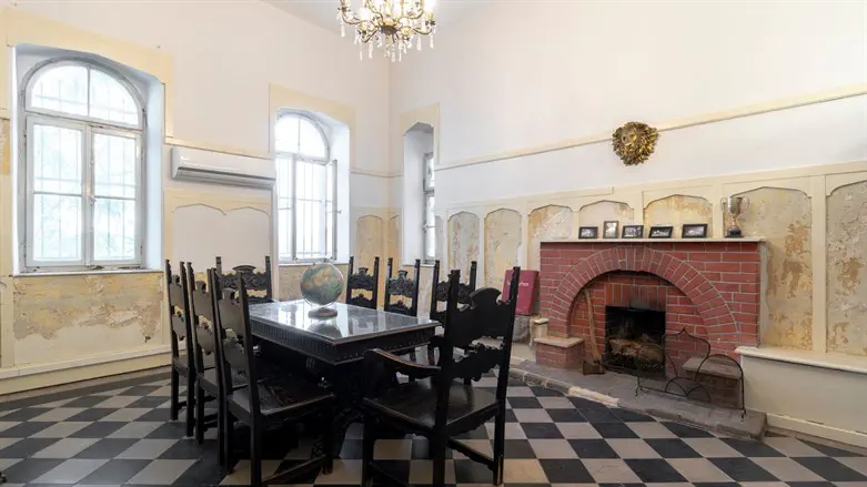 בתים מבפנים