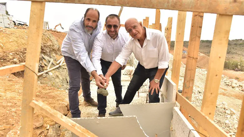 אלי שבירו, ראש העיר, דוד כהן גינדי וגגו קלוגמן בעלי קדמא