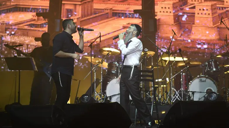 אברהם פריד וישי ריבו יחד על הבמה ב'ארנה'