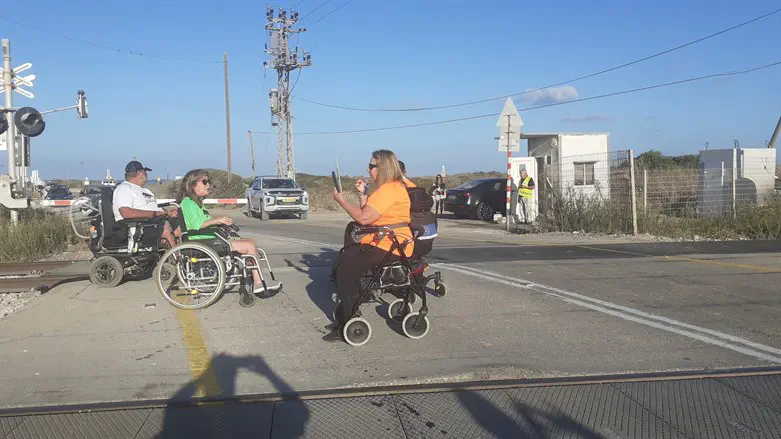 הנכים חוסמים את מפגש הרכבת בעתלית