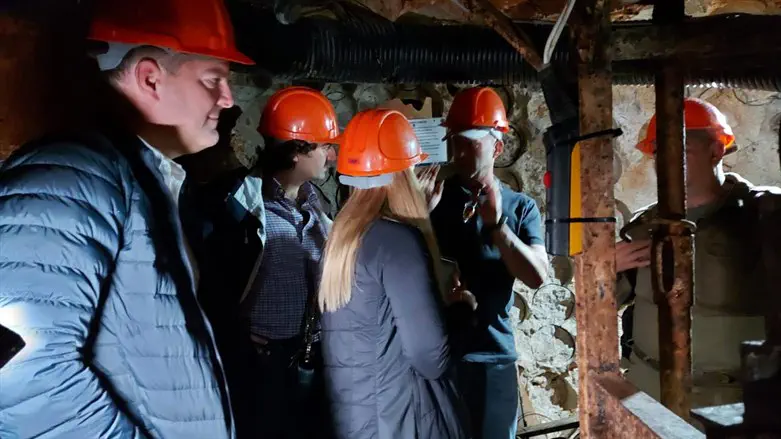 בכירי הפרלמנט האירופה נכנסו למנהרות הטרור