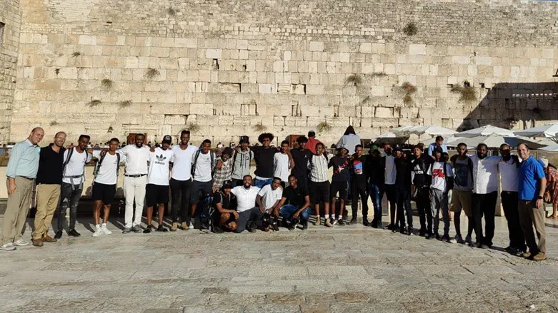 תלמידי דרך אבות בביקור בכותל