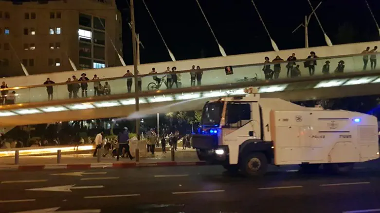 Полиция разгоняет демонстрацию на Струнном мосту