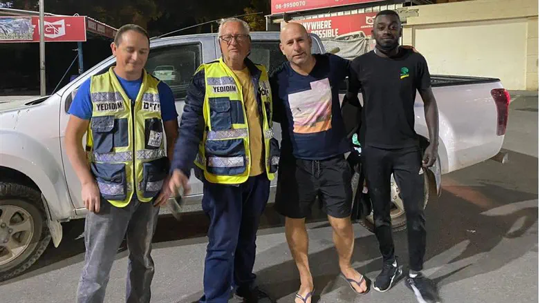 חנוך דאום עם הישראלים הטובים שעזרו לו