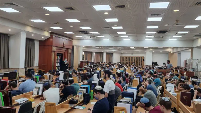 שיעור כללי בישיבת שעלבים