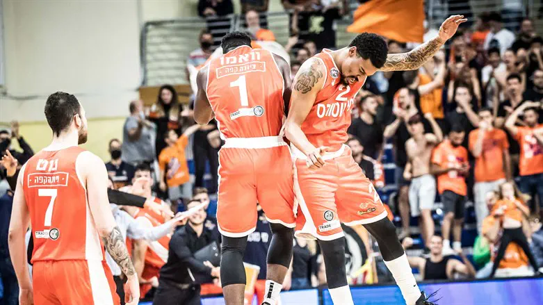 שחקני נס ציונה חוגגים הערב ניצחון דרמטי