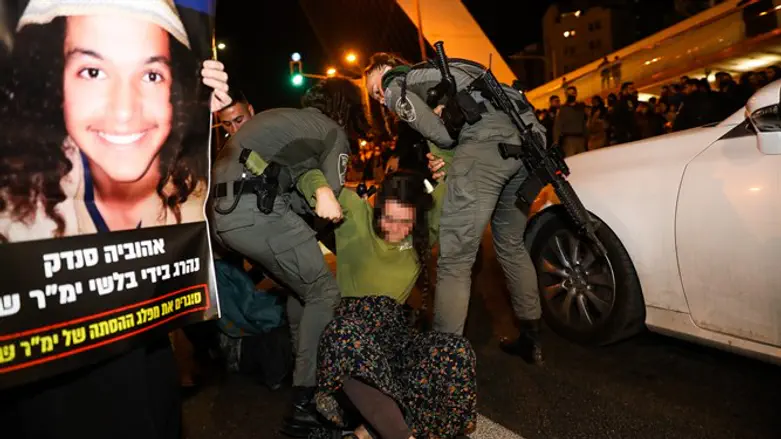 Полиция разгоняет участников акции протеста на Струнном мосту