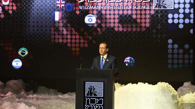 הנשיא הרצוג במכון ויצמן