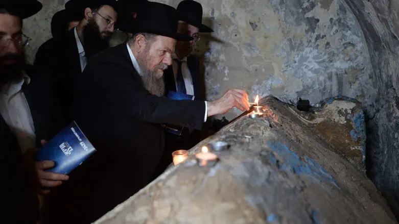 הרב מרדכי שמואל אדלשטיין בקבר רבי חנינא בן דוסא