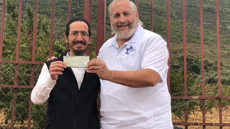 שמואל סקט עם החקלאי דוד אגיב במירון