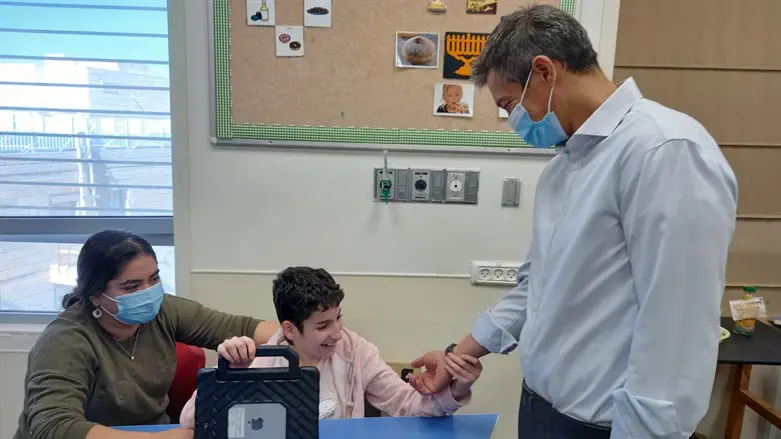 יועז הנדל ביקר במרכז השיקומי "עדי"