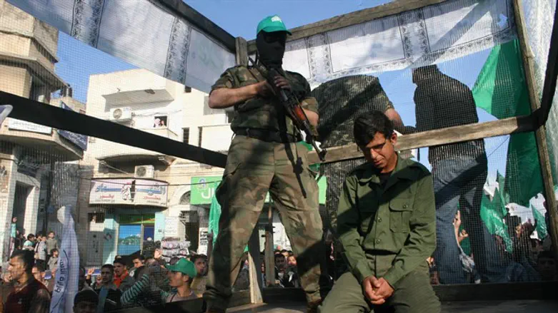 Палестинский протест с перфомансом "Тюрьма"а границе