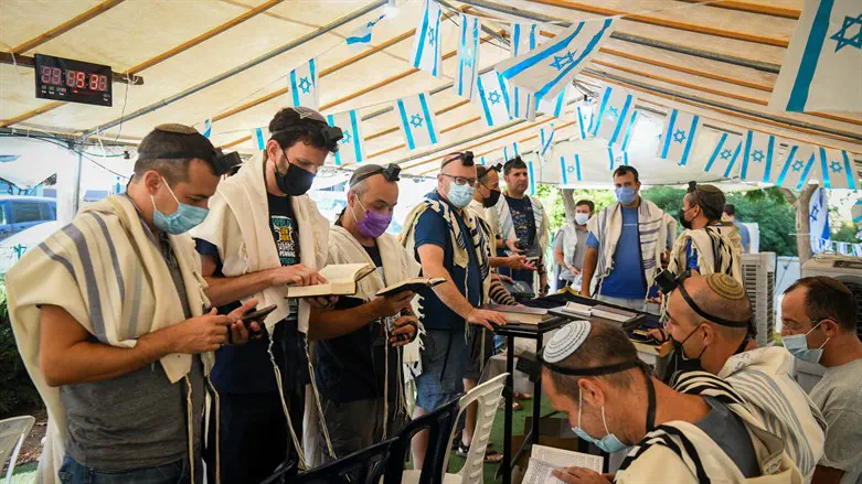 תפילה במושב צפריה