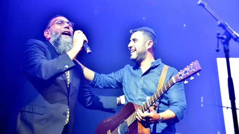 Ishay Ribo at event for Emunah Bet Saba Elazraki Children’s Home