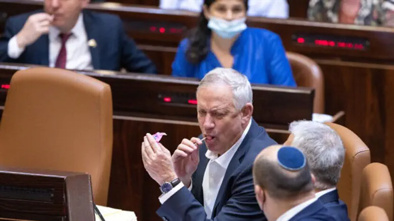 Gantz eating lollipop