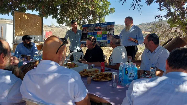 נאמן עם ראשי המועצות