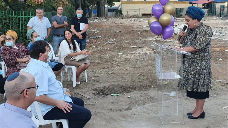 הנחת אבן פינה לאגף החדש בבית הספר בפתח תקווה