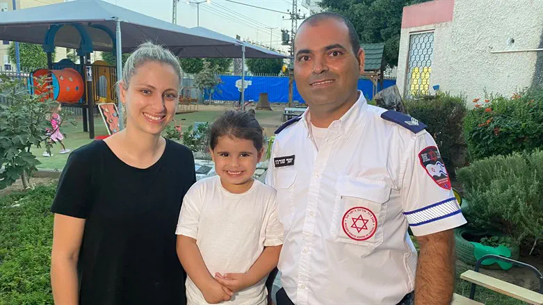 הסייעת זוהר אזולאי עם הילדה רומי