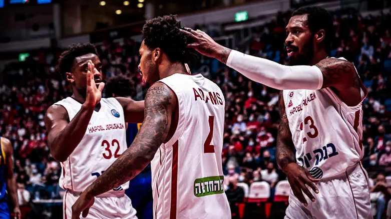 שחקני ירושלים חוגגים ניצחון ראשון באירופה העונה