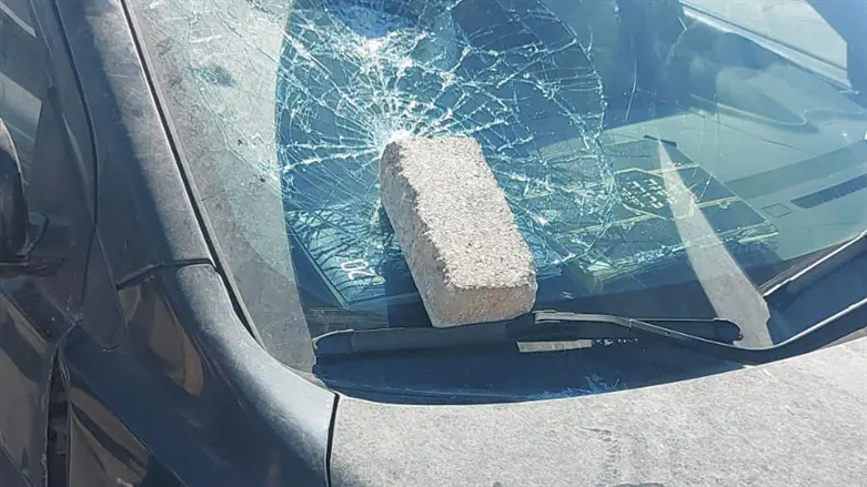 אבן שנזרקה על הרכב