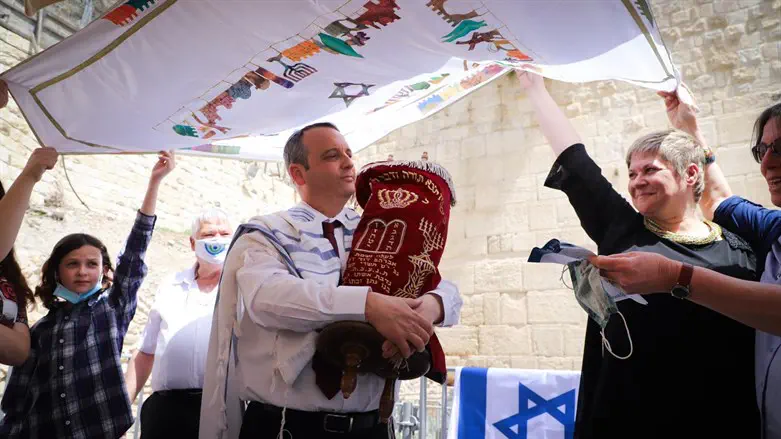 ח"כ גלעד קריב בתפילה עם התנועה המסורתית