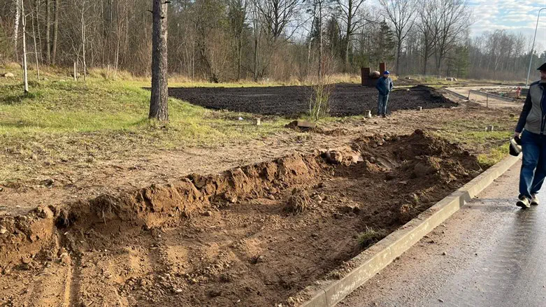 שביל לאופניים על קברי יהודים שנרצחו
