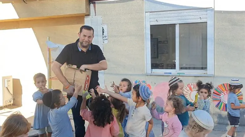 יוסי דגן בגן הילדים בחוות גלעד