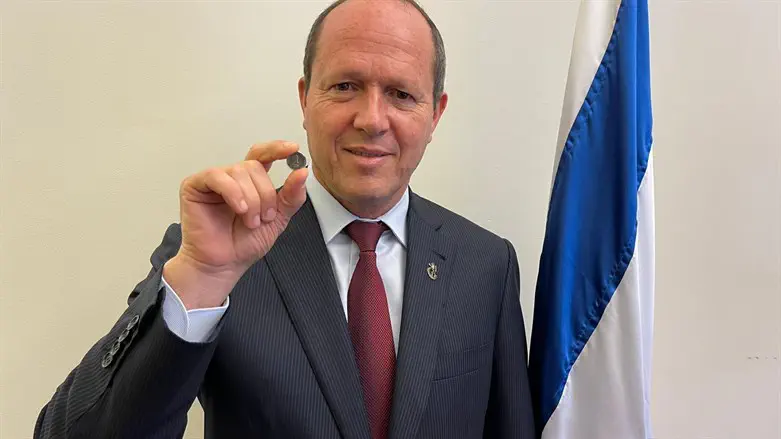 מרוויח שקל לשנה. ניר ברקת