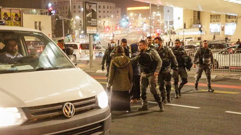 Полиция разгоняет демонстрацию на Струнном мосту