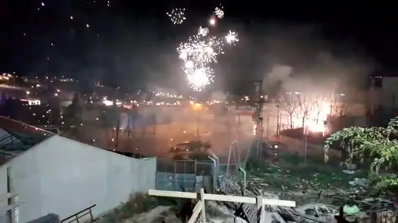 ירי זיקוקים אל עבר בתי היהודים בהר הזיתים