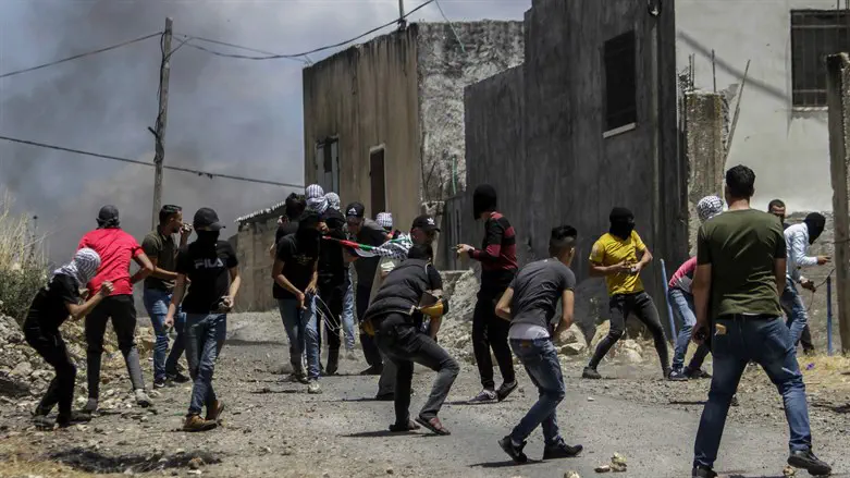 Masked rioters, Illustration
