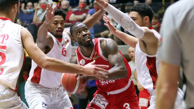 שחקני גליל עליון לא מצליחים לעצור את האורחים מהגלבוע