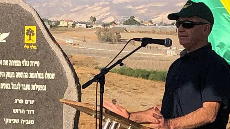 ראש המועצה באנדרטה