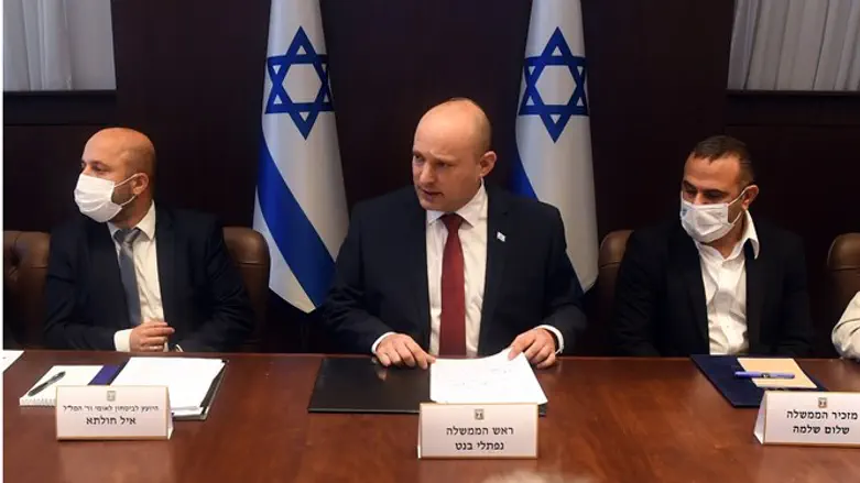 Нафтали Беннет на совещании