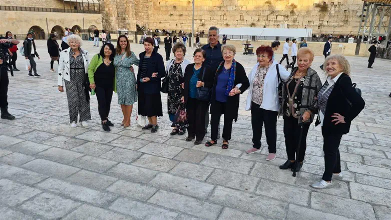 מתמודדות מלכות היופי של ניצולות השואה בביקור בכותל
