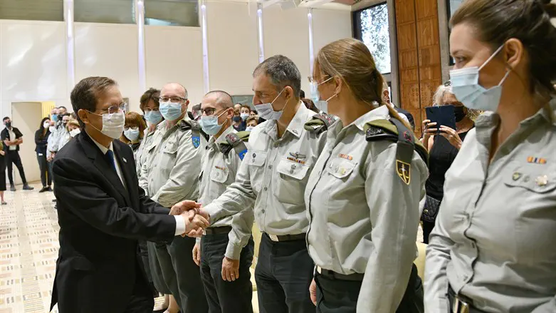 הרצוג והקצינים