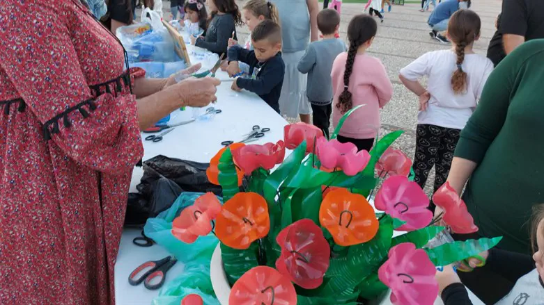 ילדים בסדנת פרחי פלסטיק